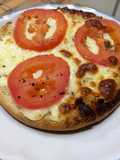 Tostada con queso y tomate