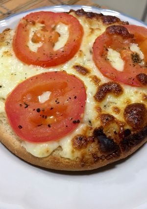 Una foto de Tostada con queso y tomate