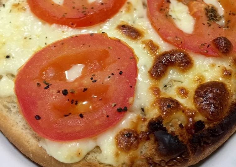 Tostada con queso y tomate