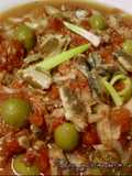 Ensalada de tomate en conserva, sardinillas y aceitunas