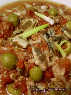 Una foto de Ensalada de tomate en conserva, sardinillas y aceitunas