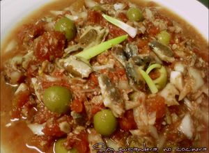 Una foto de Ensalada de tomate en conserva, sardinillas y aceitunas