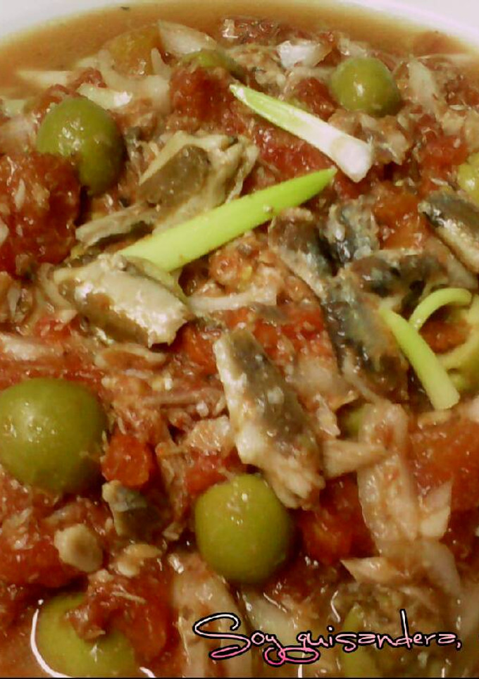 Una foto de Ensalada de tomate en conserva, sardinillas y aceitunas