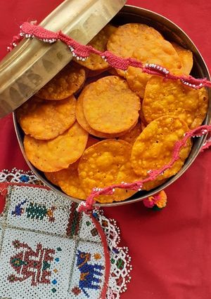अचारी मठरी (Achari mathri recipe in hindi) रेसिपी मुख्य फोटो