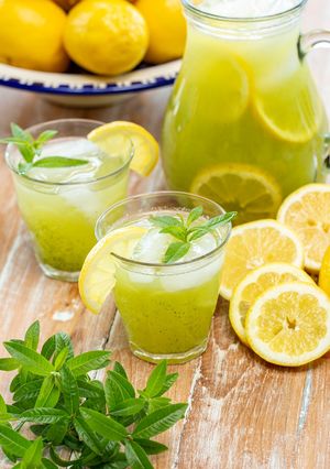 صورة لوصفة الليموناضة بالاعشاب (النعناع أو عشبة المليسة)