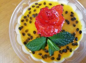 Una foto de Mousse de maracuyá