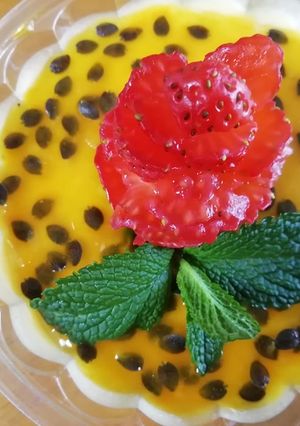 Una foto de Mousse de maracuyá