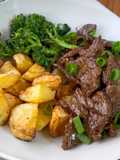Maminha marinada com batatas temperadas