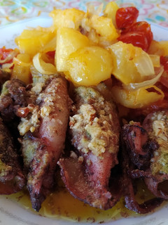 Una foto de Calamares al ajillo, con patatas al horno