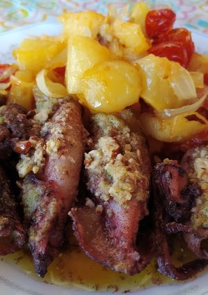 Una foto de Calamares al ajillo, con patatas al horno