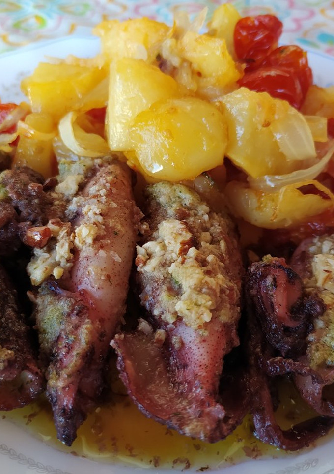 Una foto de Calamares al ajillo, con patatas al horno