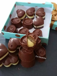 Una foto de Bombones rellenos de crema de limón y tres chocolates