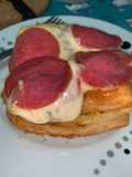 Folhado misto com cobertura de queijo e salame