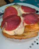 Folhado misto com cobertura de queijo e salame