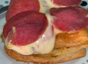 Foto de Folhado misto com cobertura de queijo e salame