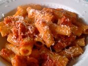 Una foto di primi con il guanciale al sugo