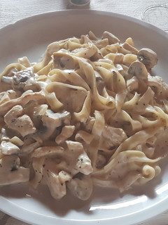 Una foto de Tagliatelle con pollo y champiñones