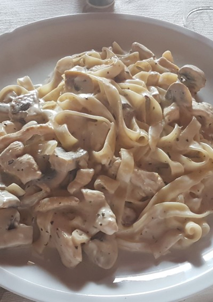 Una foto de Tagliatelle con pollo y champiñones