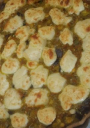 Una foto de Tarta de choclo, berenjena y zanahoria con masa integral