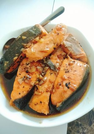 Hình của món Cá hồi sốt bơ tỏi.