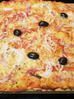 Una foto de Pizza de bacon y olivas negras