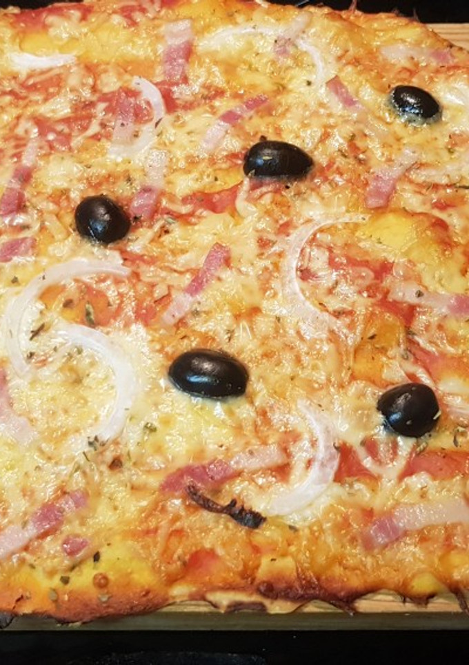 Una foto de Pizza de bacon y olivas negras
