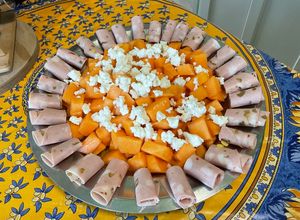 Une photo de Salade composée de melon à la mortadelle farcie et feta
