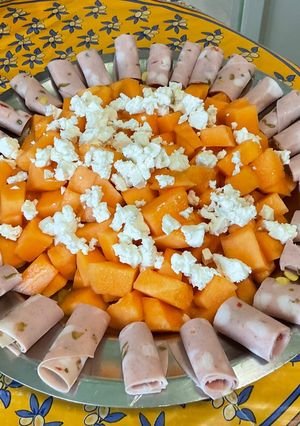 Une photo de Salade composée de melon à la mortadelle farcie et feta
