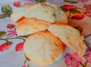 Una foto di dolci con kefir