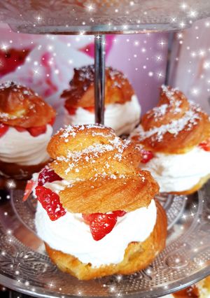 Une photo de Choux à la chantilly fraises 🍓