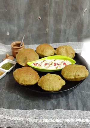 A picture of Palak(Spinach) Masala Puri.