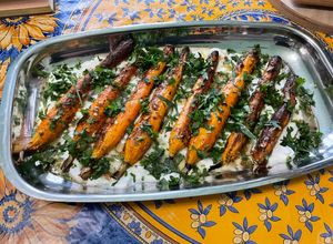 Une photo de Carottes fanes confites au miel sauce ricotta, skyr et coriandre