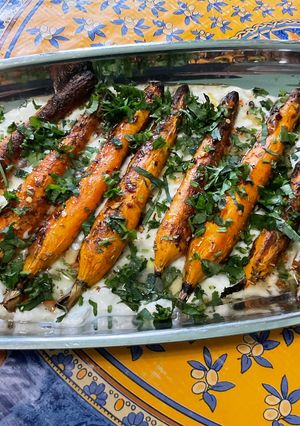 Une photo de Carottes fanes confites au miel sauce ricotta, skyr et coriandre