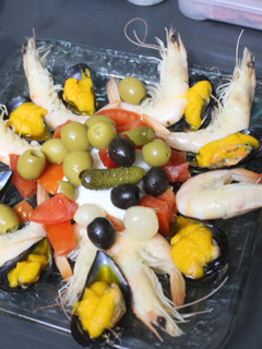 Una foto de Ensalada individual de gambas con mejillones