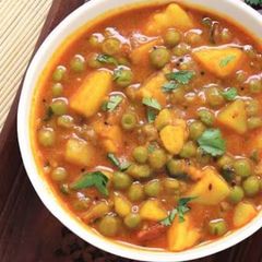 A picture of Aloo matar.