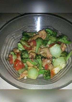 Foto resep Tumis brokoli kulit ayam