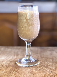 Una foto de Batido de fresa, banano y chocolate