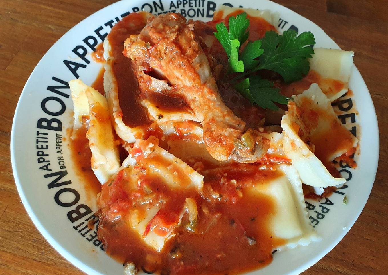 Ravioles con tuco de pollo