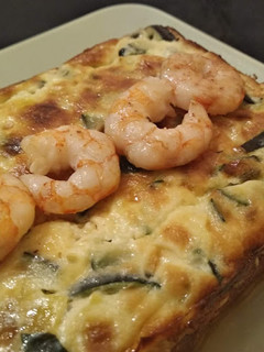 Una foto de Pastel de puerro y calabacín con gambas