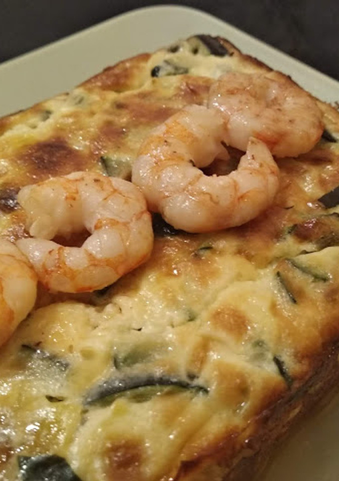 Una foto de Pastel de puerro y calabacín con gambas