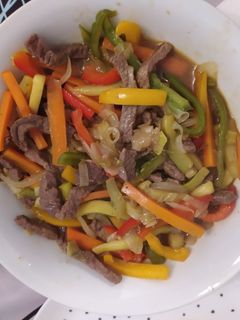Una foto de Wok de verduras con carne