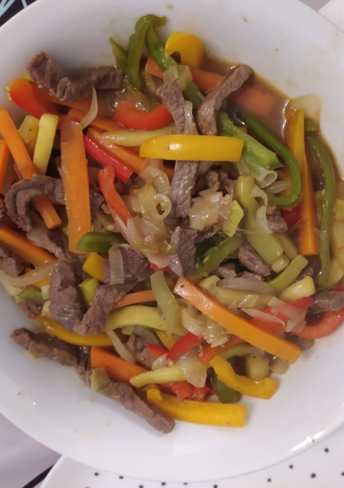 Una foto de Wok de verduras con carne