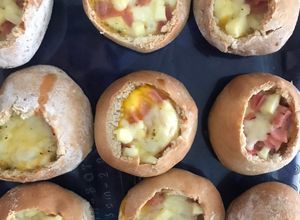 Una foto de Panecillos rellenos video cocina