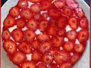 Une photo de gâteau fraises avec maïzena