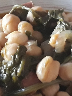 Una foto de Garbanzos con espinacas
