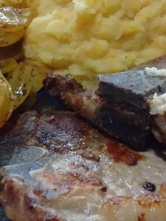 Una foto de Chuletas de cerdo con puré agridulce de papas, batatas, zapallo y vegetales grillados