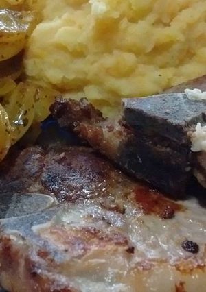 Una foto de Chuletas de cerdo con puré agridulce de papas, batatas, zapallo y vegetales grillados
