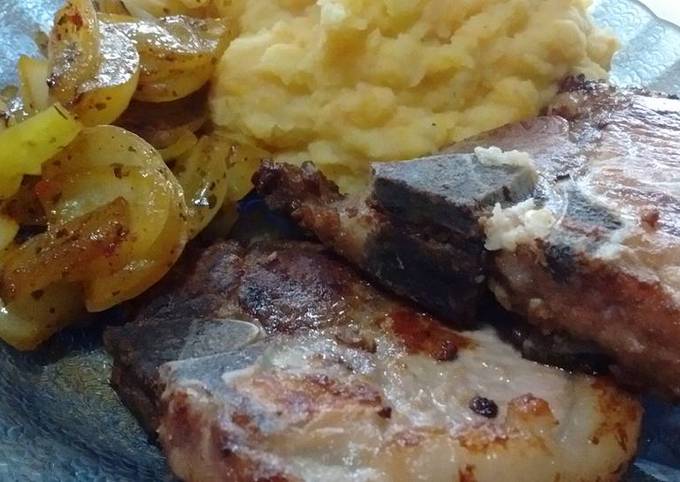 Chuletas de cerdo con puré agridulce de papas, batatas, zapallo y vegetales  grillados Receta de Pablo Facundo Parodi- Cookpad
