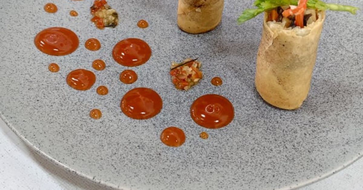 Spring roll with sauce ala Thai