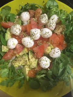 Una foto de Ensalada de arroz con aguacate